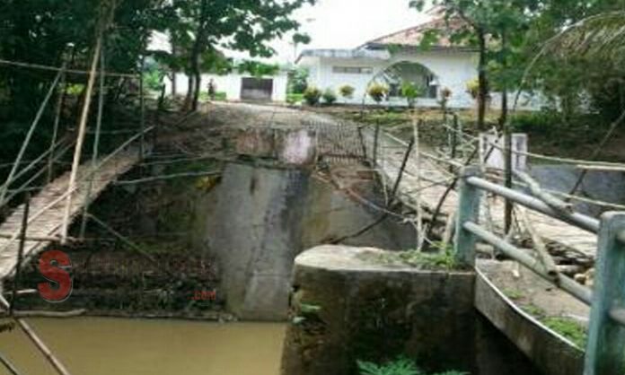 Tak Kunjung Diperbaiki, Warga Buat Jembatan Alternatif Dari Bambu