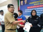 Wali Kota Batam H.M. Rudi, S.E menyerahkan Sertifikat Kompetensi Tenaga Kerja