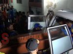 Peti jenazah korban Kapal Arin Jaya yang tenggelam saat dimasukkan ke dalam ambulance