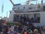 KMP Dharma Bahari Sumekar (DBS) III saat menaikan penumpang di pelabuhan Kalianget, Kabupaten Sumenep