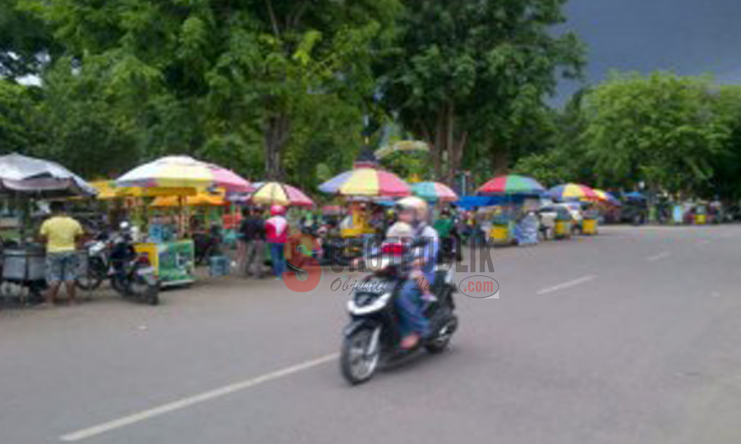 para pedagang kaki lima di taman bunga