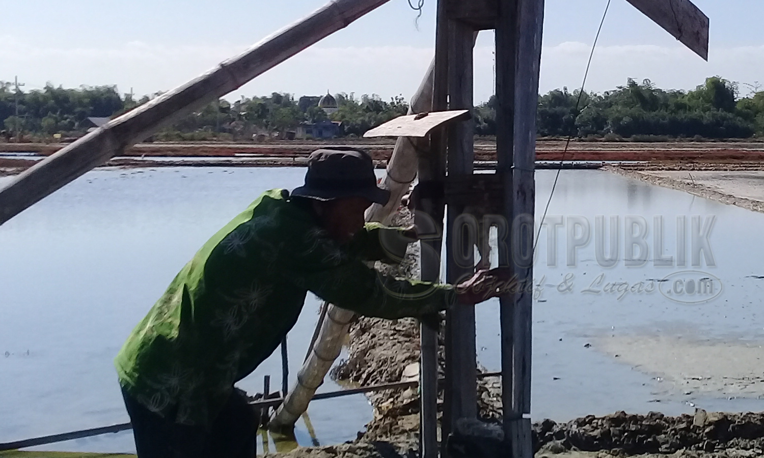 Petani Garam Pamekasan Saat Membenahi Kincir Air di Lahan Garam