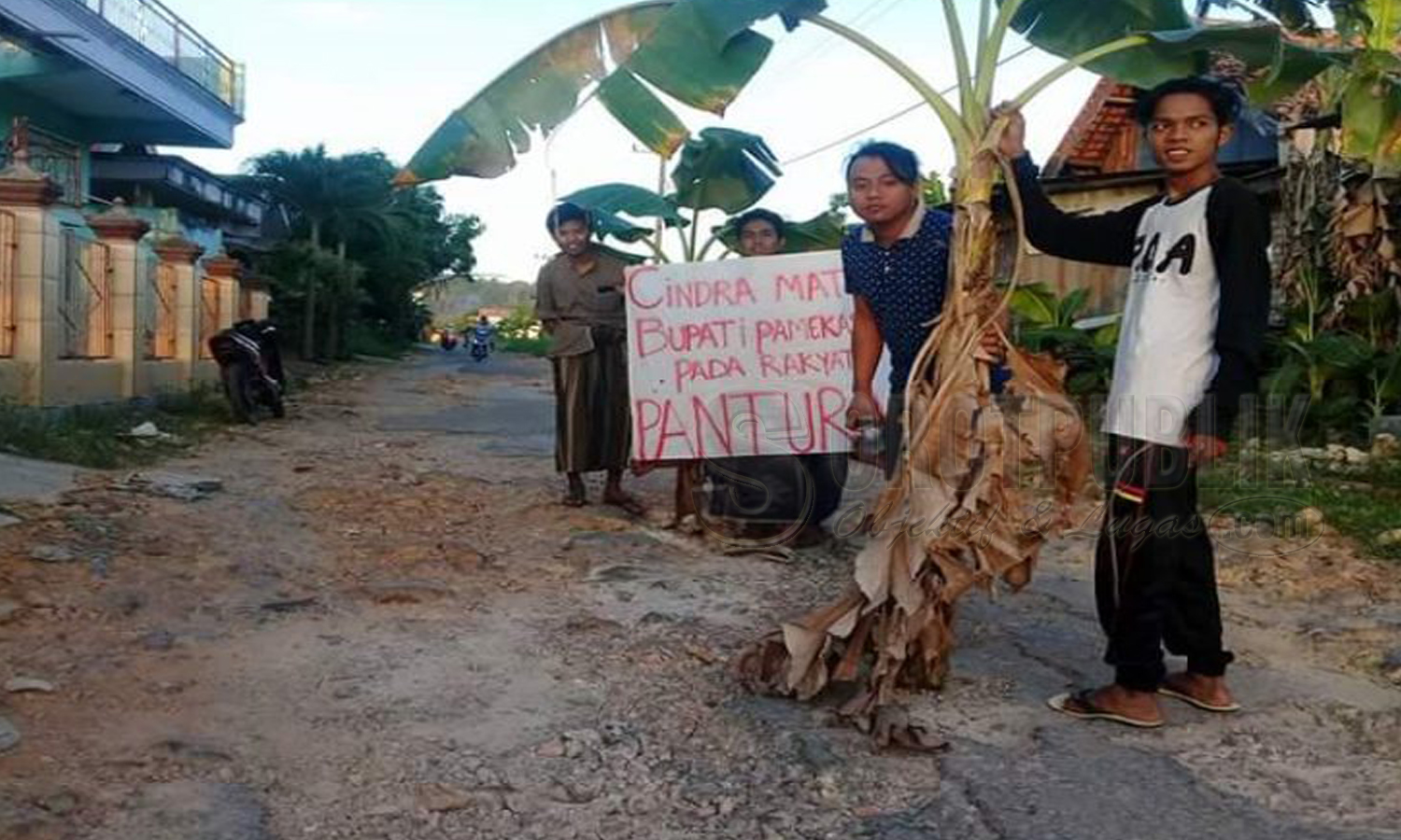 Berapa Warga Saat Dilokasi Jalan yang di Tamani Pohon Pisang