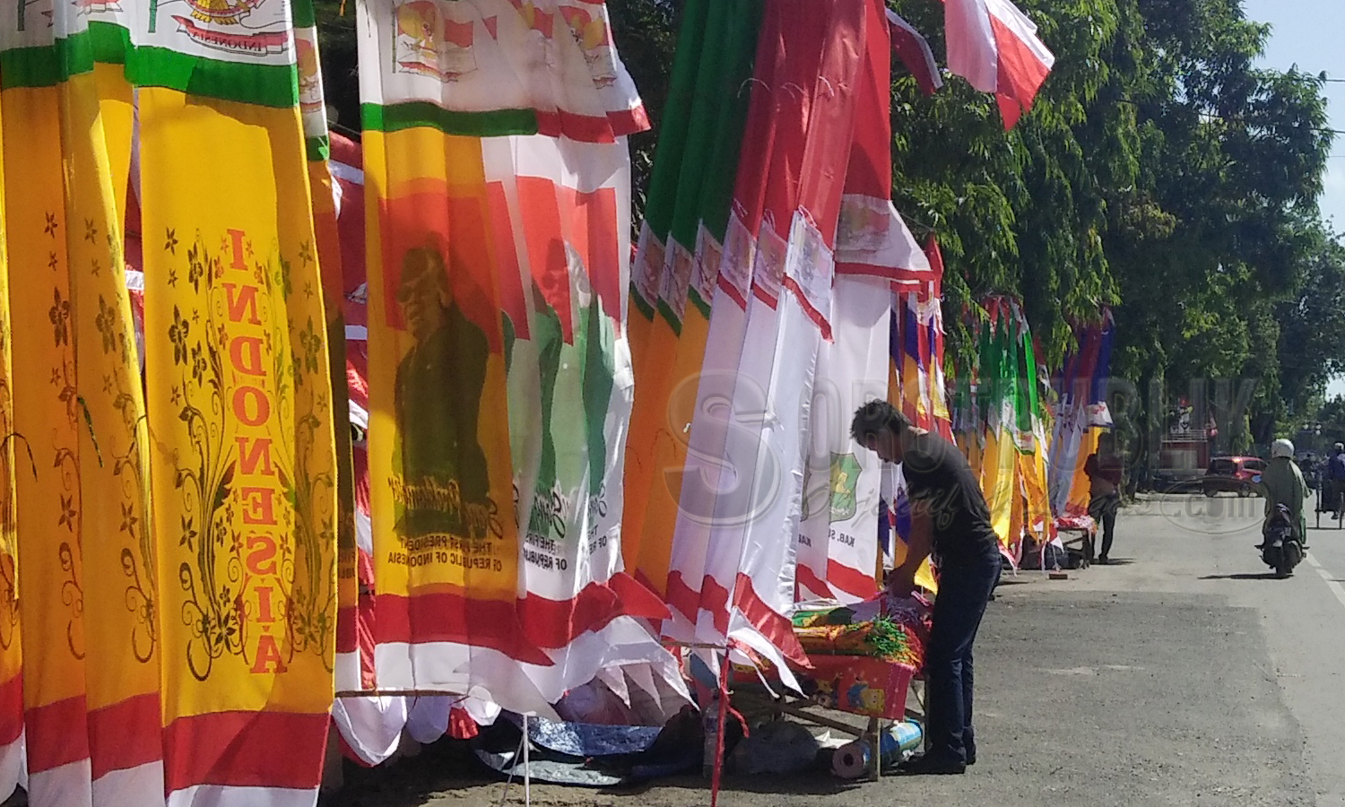 Para Pedagang Bendera di Sumenep, Madura, Jawa Timur