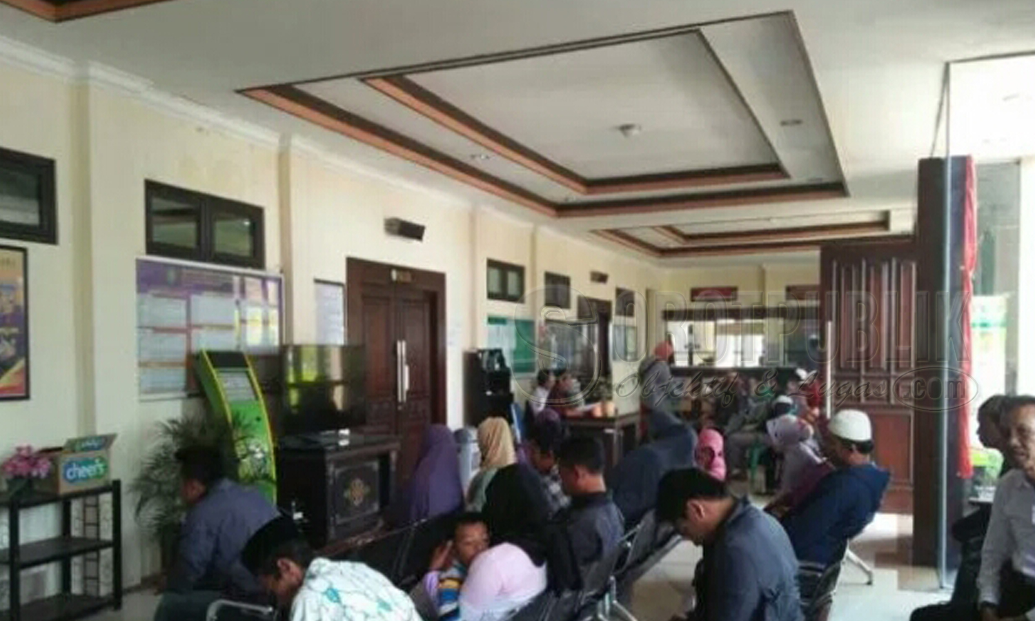 Sejumlah Warga Saat Antre di Kantor Pengadilan Agama Sumenep