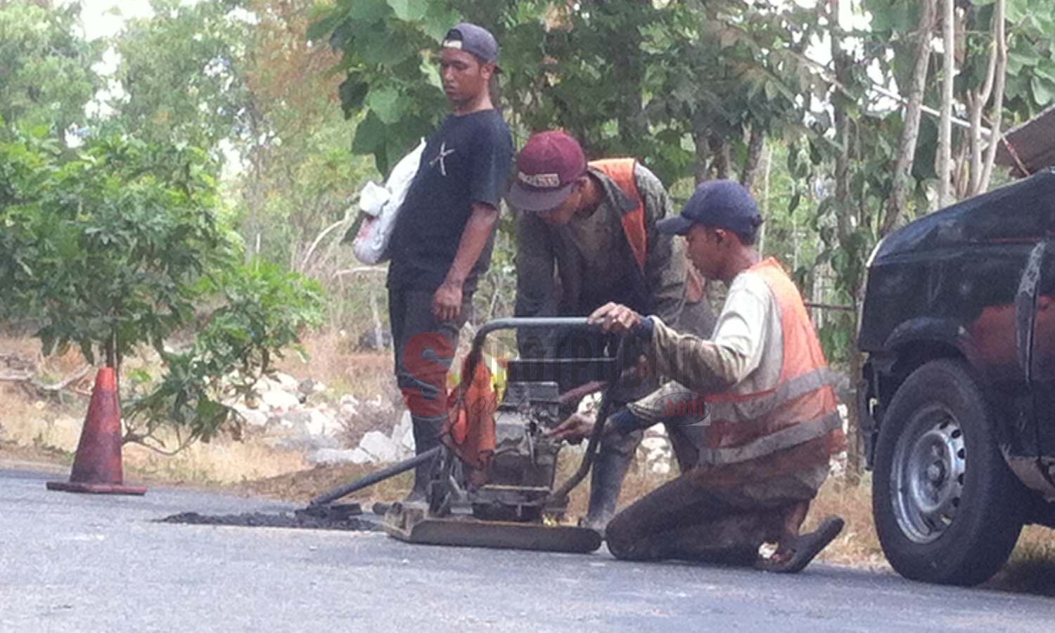 Saat petugas memperbaiki jalan nasional arah pantai utara (Pantura) Kabupaten Sumenep