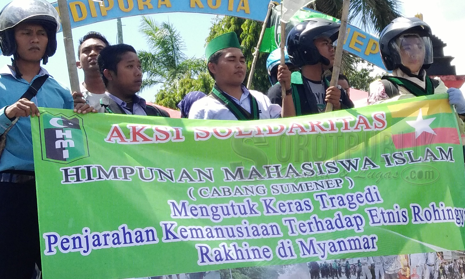 Aktifis HMI Saat Aksi di Depan Masjid Djamik Sumenep