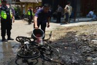 Sepeda motor milik pelaku yang dibakar massa