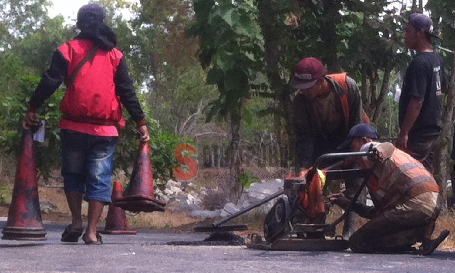 jalan nasional saat perbaikan tambal sulam yang dihentikan