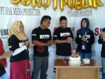 Undang Semua Crew, Sorot Publik