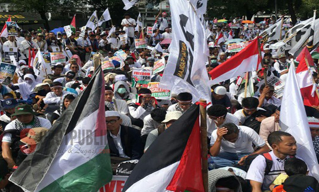 Sejumlah Relawan Gelar Aksi Bela Palestina Di Bundaran HI - Sorotpublik.com