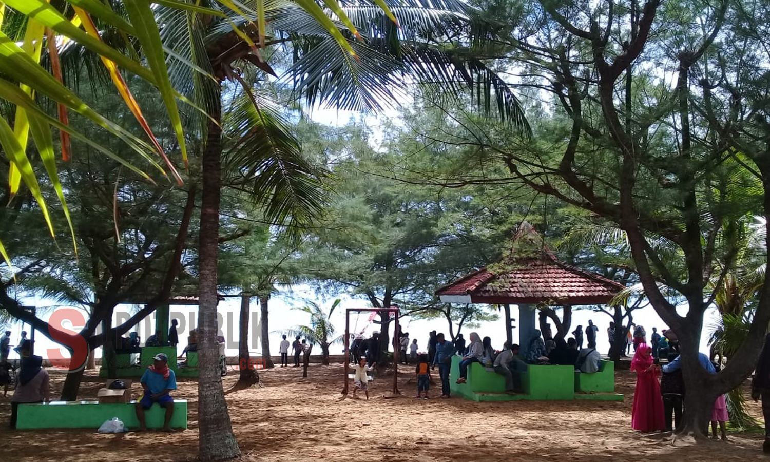 Suasana para pengunjung di pantai slopeng di H+7 lebaran