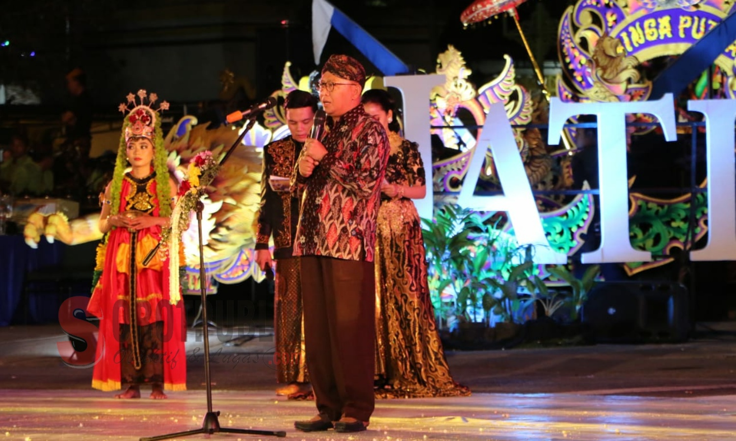 Bupati KH. A. Busyro Karim memberikan sambutan pada Pagelaran Parade Seni Budaya Jawa Timur Specta Night Carnival Ke-5 di Sumenep. (Foto: Heri/SorotPublik)