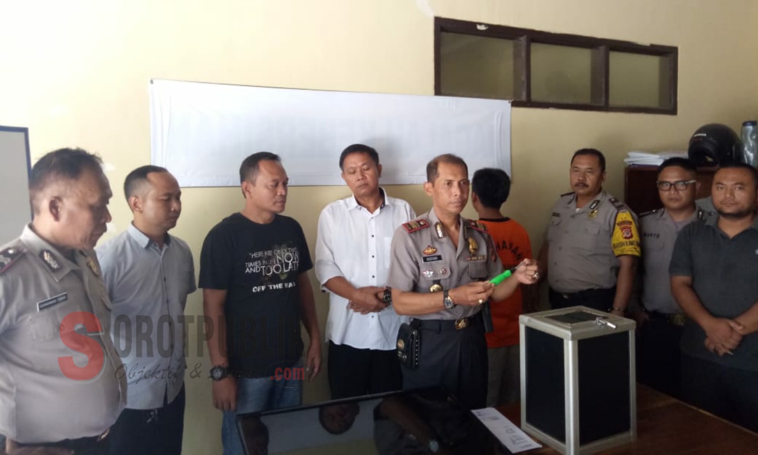 Pihak Kepolisian Majalengka saat merilis barang bukti pencurian kotak amal masjid beserta pelaku. (Foto: Sigit/SorotPublik)