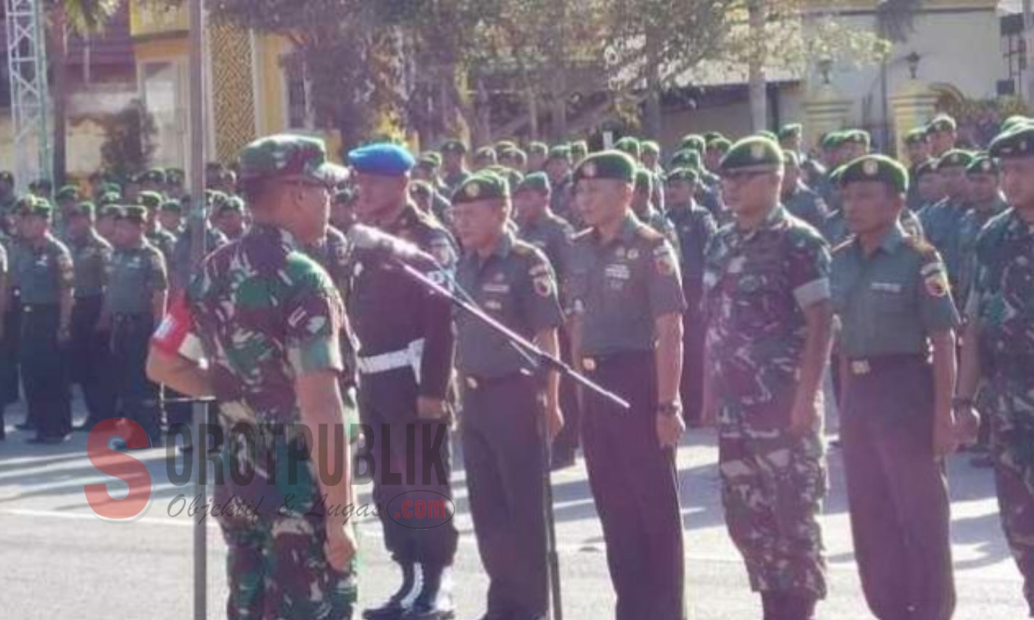 Dandim 0827/ Sumenep Letkol Inf Ato Sudiatna memimpin langsung Apel Pasukan Kesiapan Pengamanan Kedatangan Presiden Joko Widodo untuk menghadiri FKMA V di Sumenep. (Foto: Heri/SorotPublik)