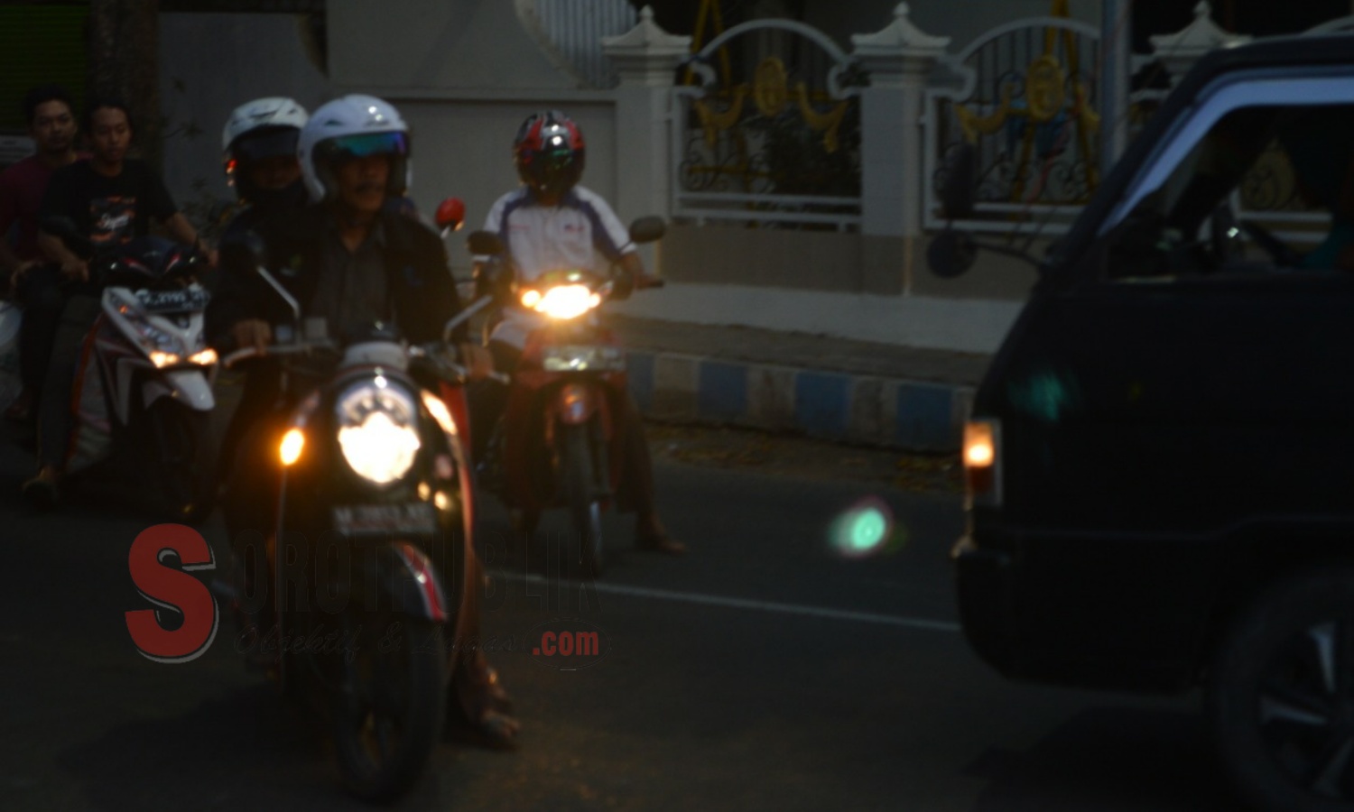 Sejumlah pengendara saat mencari jalan pintas karena jalan raya di sepanjang Makam Pahlawan Sumenep macet total jelang Maghrib. (Foto Heri/SorotPublik)