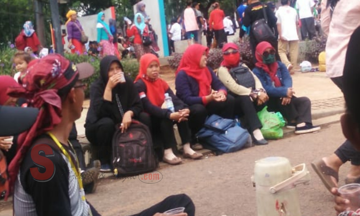 Kondisi demonstran di Monas yang saat ini masih menunggu untuk beraksi lagi sambil menunggu Presiden Jokowi. (Foto: Ist/SorotPublik)