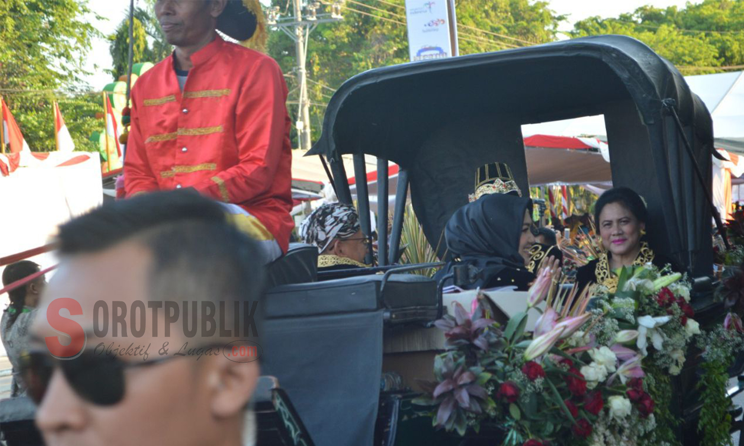 Istri Presiden Jokowi, Hj. Iriana Jokowi saat naik kereta dari FKMA V menuju Rumah Dinas Bupati Sumenep. (Foto: Heri/SorotPublik)