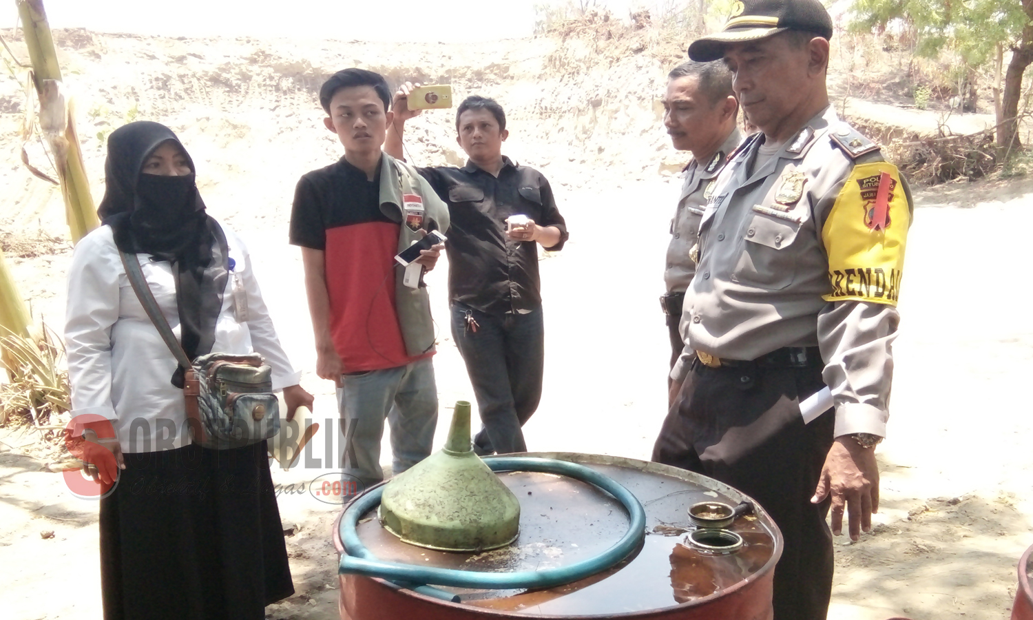 Tim gabungan Polres Situbondo, Satpol PP bersama instansi terkait saat melaksanakan giat penertiban sejumlah aktivitas penambangan di Kabupaten Situbondo. (Foto: Ainur/SorotPublik)