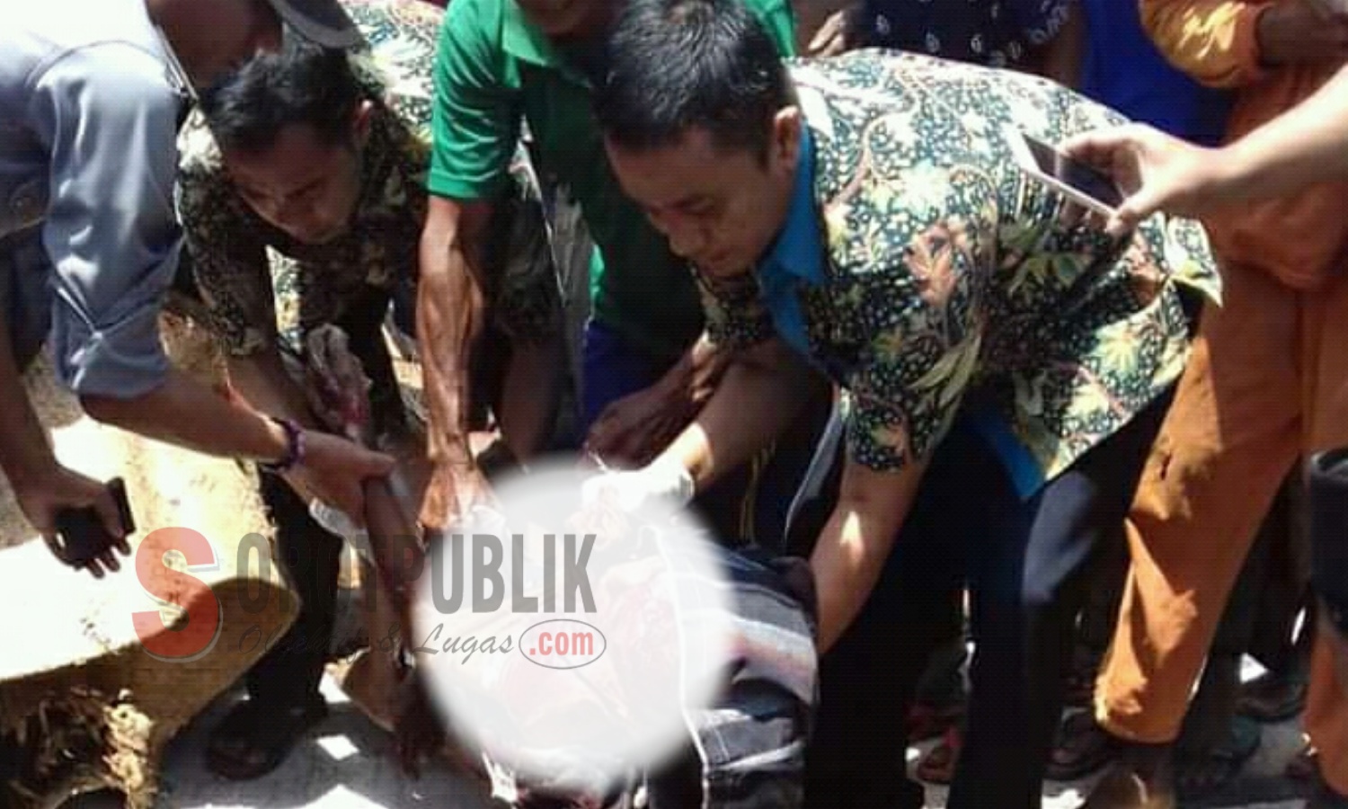 Korban saat dievakuasi warga dan petugas kesehatan setempat. (Foto: Ismi/SorotPublik)