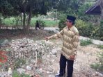 Kepala SDN Ambunten Timur 3 Sumenep, Zainur Hasan menunjukkan lahan untuk dibangun MCK