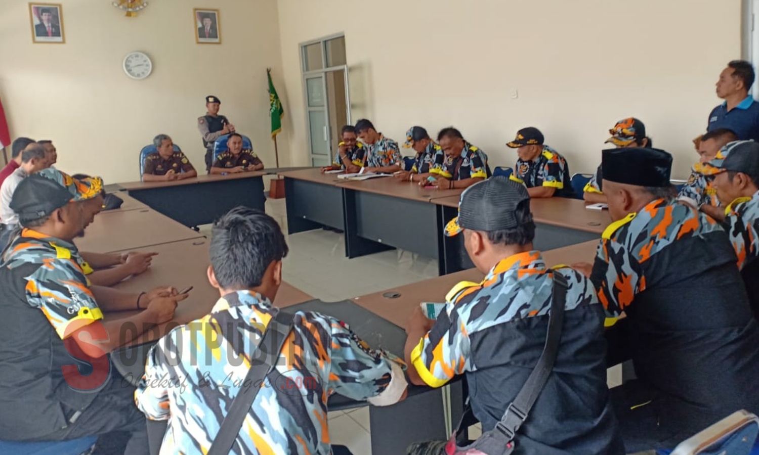 Puluhan massa LSM GMBI Distrik Majalengka saat audiensi di Kantor Kejaksaan Negeri setempat. (Foto: Sigit/SorotPublik)