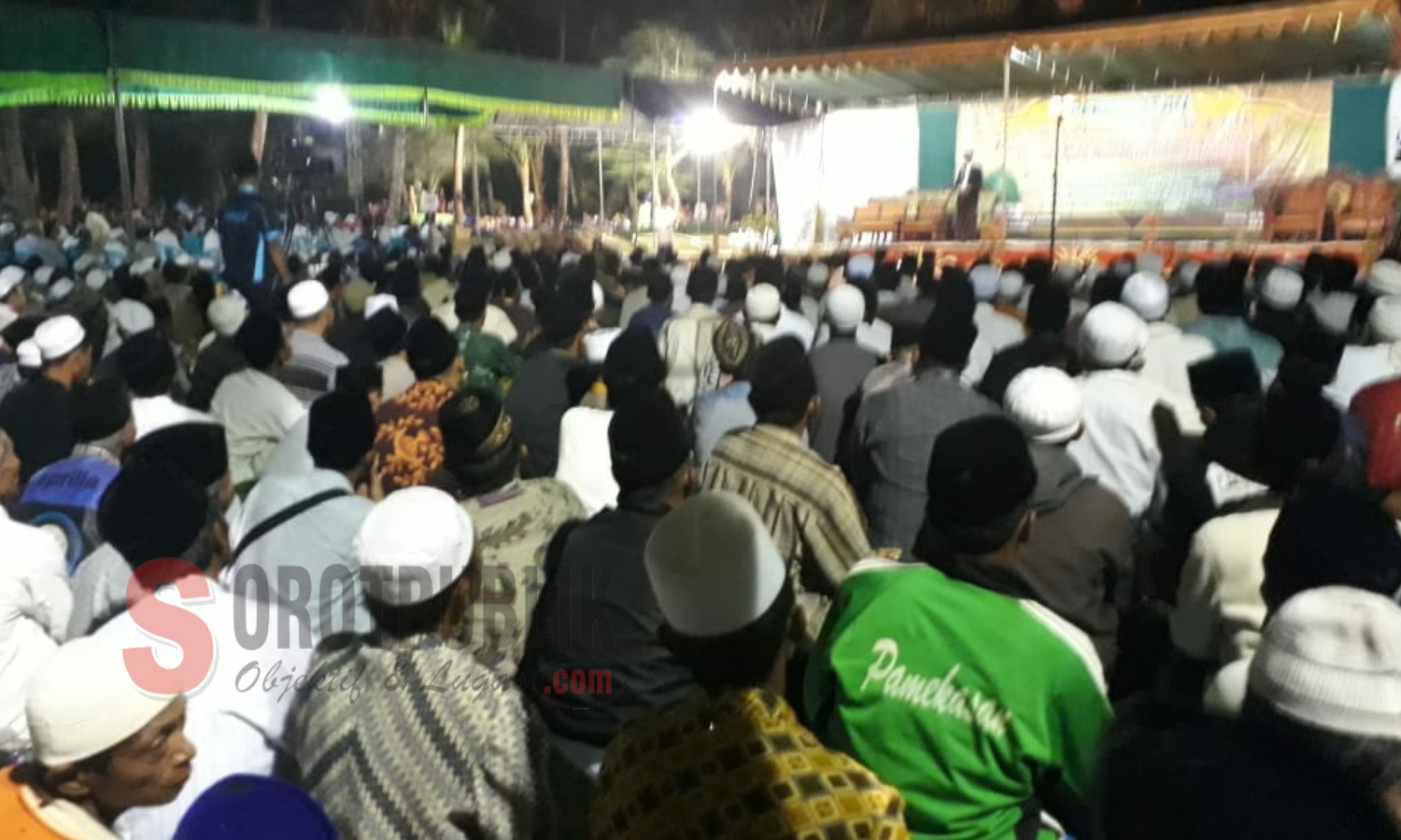 Puluhan ribu masyarakat Sumenep padati Peringatan Maulid Nabi Muhammad SAW 1440 H. di Pantai Slopeng. (Foto: Heri/SorotPublik)