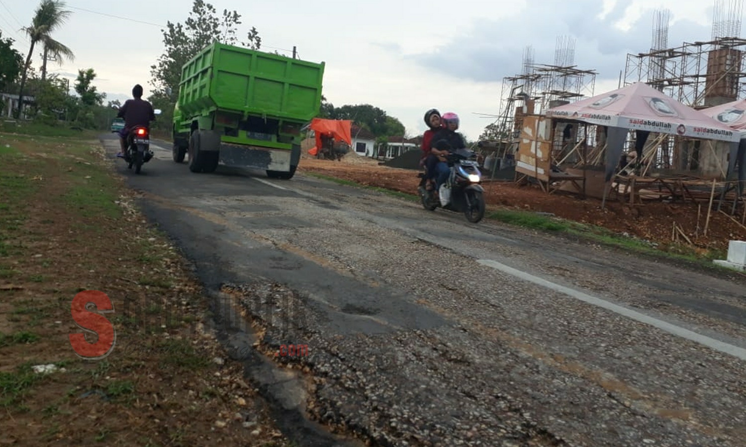 Salah satu kondisi Jalan Nasional Jalur Pantura di Sumenep pasca hujan. (Foto: Heri/SorotPublik)