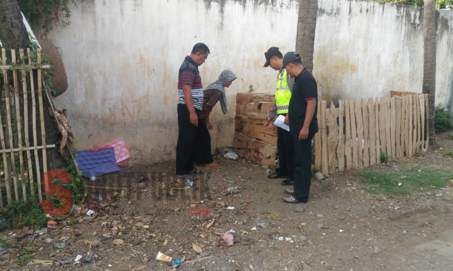 Lokasi ditemukannya bayi laki-laki baru lahir dalam keadaan sehat di pinggir penampungan sampah sementara, Kampung Timur, Desa Asembagus, Kecamatan Asembagus, Situbondo, Jawa Timur. (Foto: Ainur/SorotPublik)