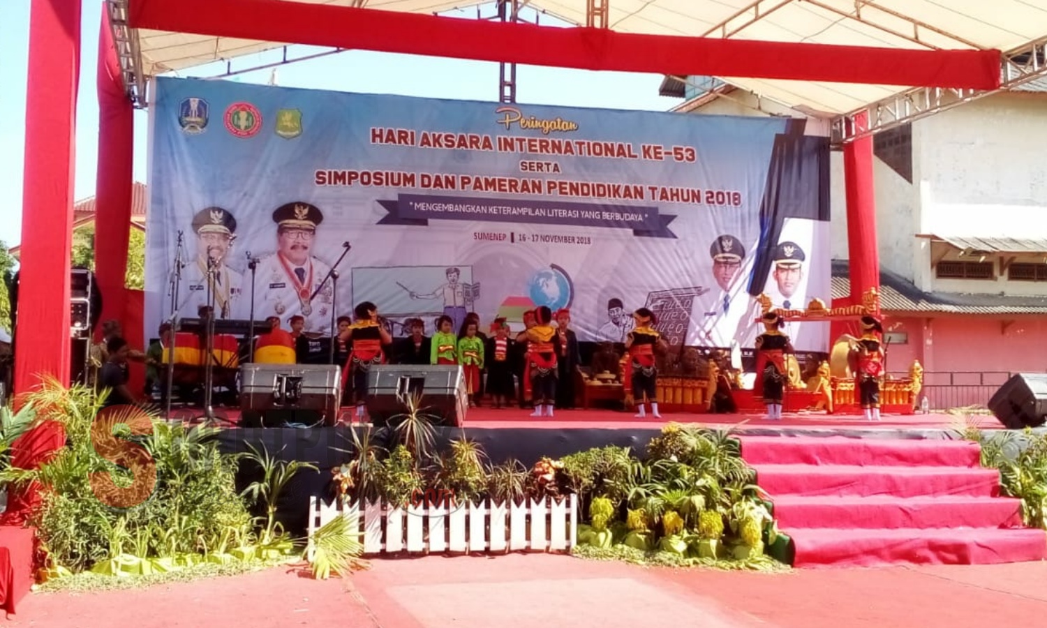 Pembukaan Peringatan Hari Aksara Internasional ke-53 serta Simposium dan Pameran Pendidikan Tahun 2018 di Sumenep. (Foto: Ismi/SorotPublik)