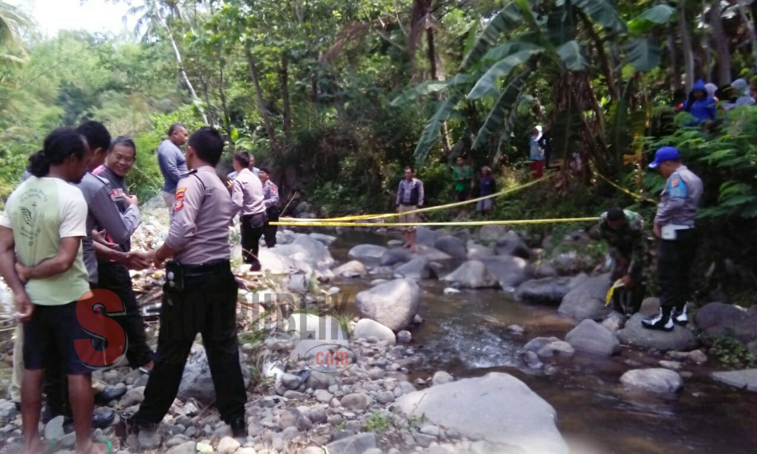 Petugas Polsek Maja memasang police line di lokasi ditemukannya jasad bayi perempuan di Desa Pagaraji, Kecamatan Maja, Kabupaten Majalengka, Jawa Barat. (Foto: Sigit/SorotPublik)