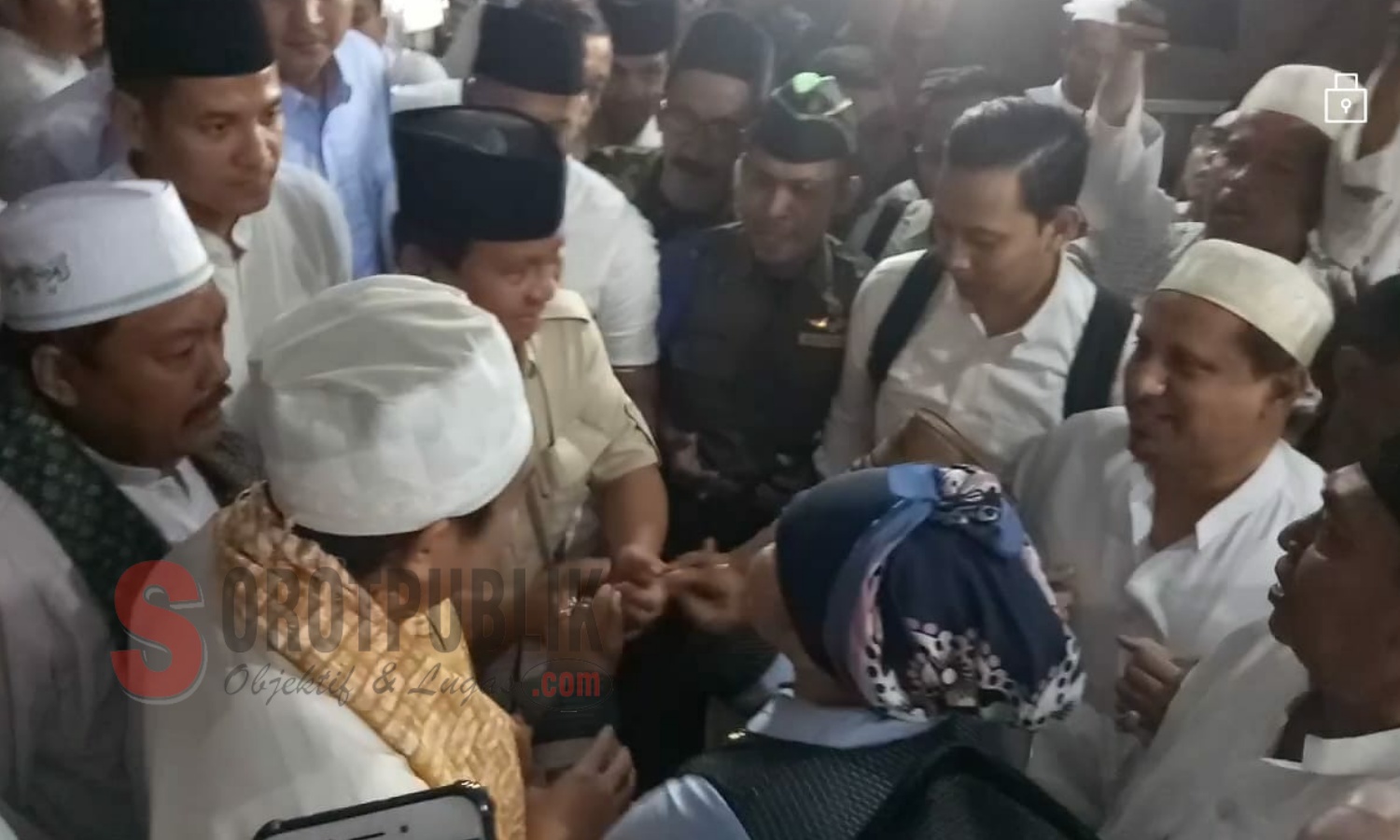 Prabowo Subianto, Capres Nomor Urut 2 Pemilu 2019 saat disambut KHR. Kholil As'ad Syamsul Arifin, Pengasuh Ponpes Walisongo Mimbaan, Situbondo. (Foto: Ainur/SorotPublik)