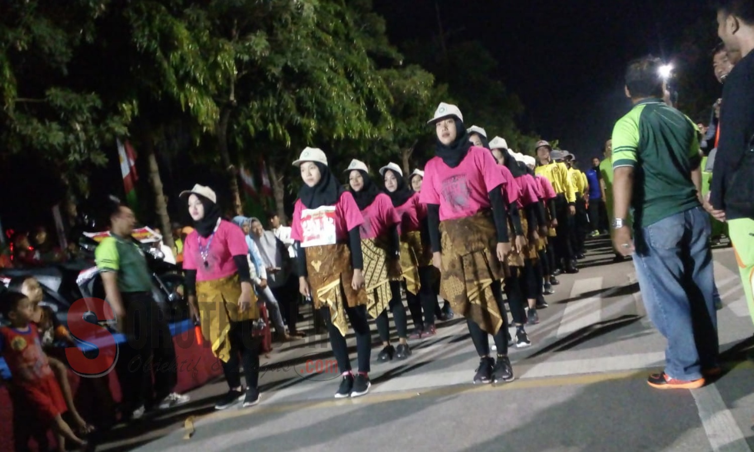 Para peserta Lomba Gerak Jalan Tradisional 2018 saat dilepas Sekda Edy Rasiyadi di depan Rumah Dinas Bupati Sumenep. (Foto: Ismi/SorotPublik)