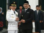 Gubernur Jabar, Ridwan Kamil berjabat tangan dengan H. Karna Sobahi yang dilantik jadi Bupati Majalengka