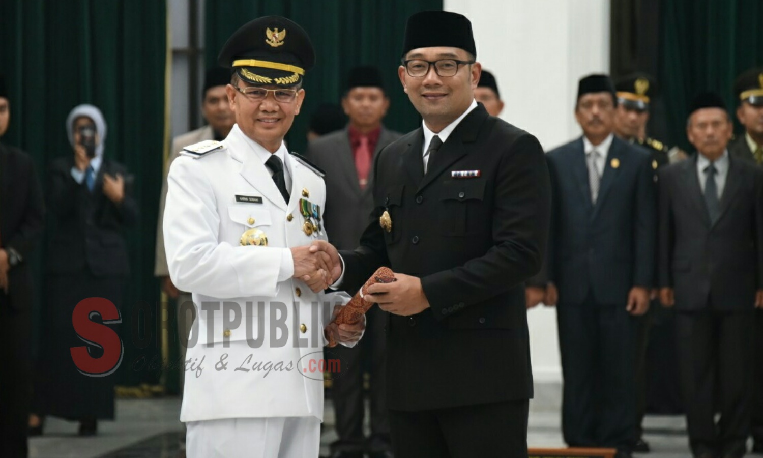 Gubernur Jabar, Ridwan Kamil berjabat tangan dengan H. Karna Sobahi yang dilantik jadi Bupati Majalengka. (Foto: Ist/SorotPublik)