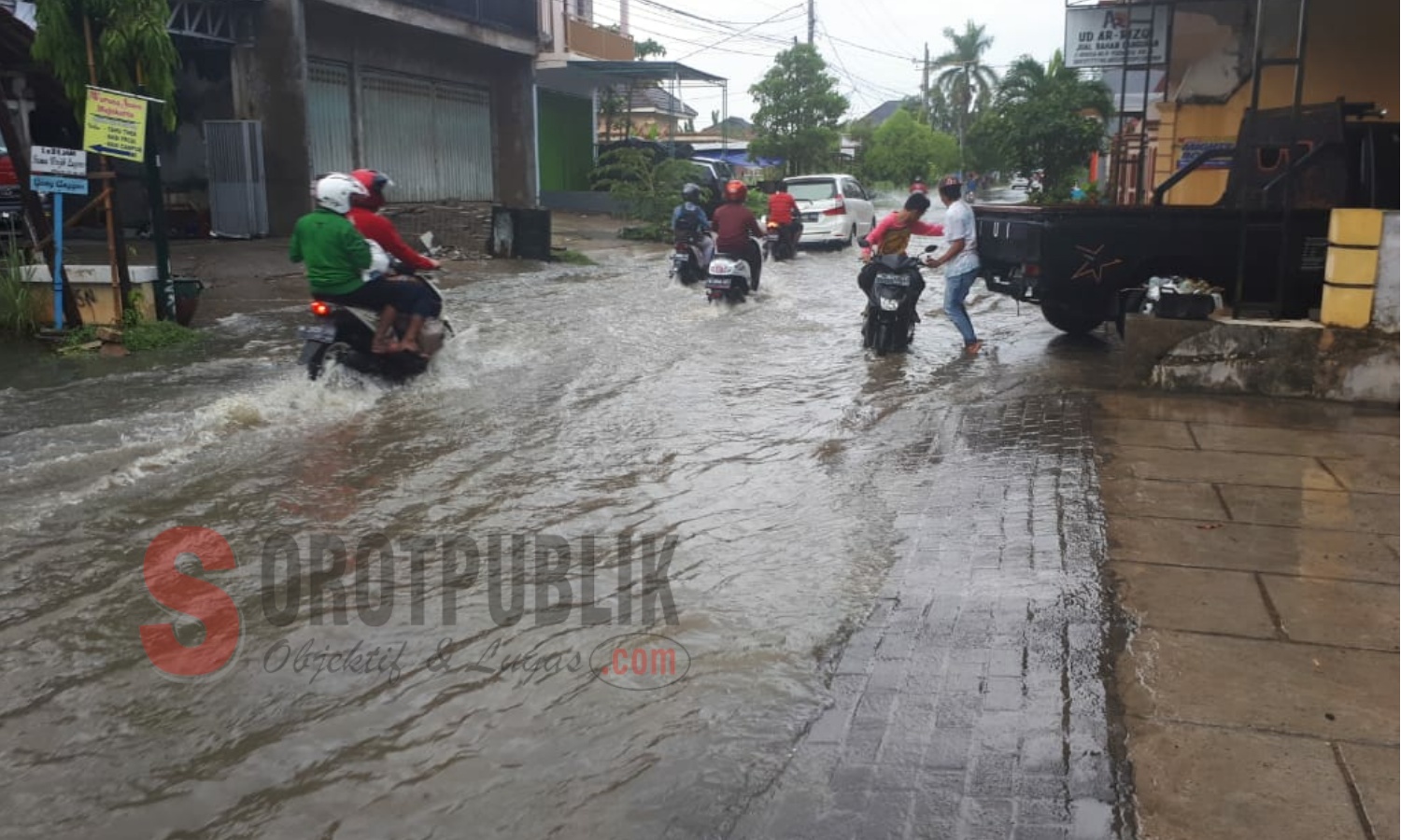 Kondisi Jalan Adirasa Kolor, Sumenep, salah satu ruas jalan yang tergenang air hujan yang cukup deras. (Foto: Ilyas/SorotPublik)