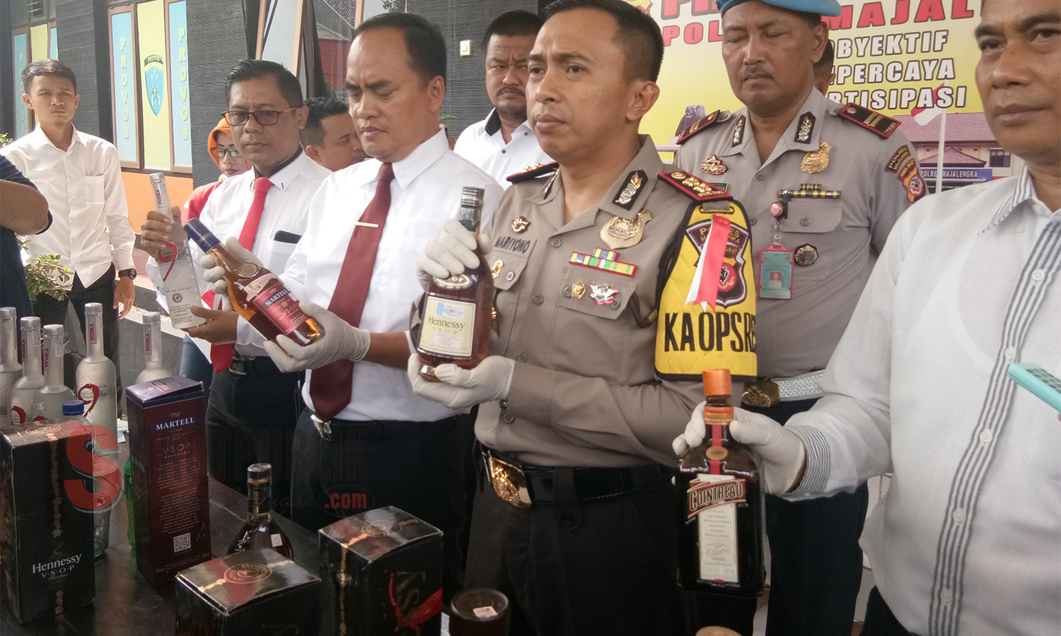 Kapolres Majalengka AKBP Mariyono, S.IK, M.Si. saat menunjukkan barang bukti miras oplosan yang diamankan dari tersangka. (Foto: Sigit/SorotPublik)