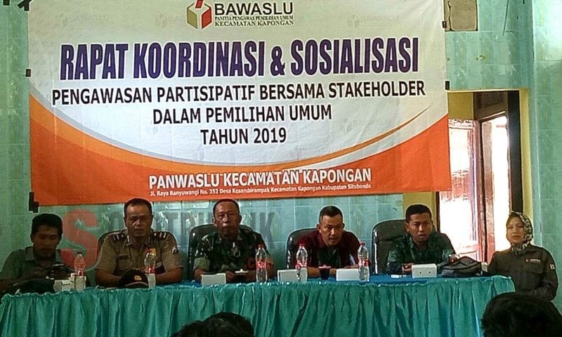 Camat Kapongan dan jajaran Forpimka pada Rapat Koordinasi & Sosialisasi Pengawasan Partisipatif Bersama Stakeholder dalam Pemilu Tahun 2019. (Foto: Ainur/SorotPublik)