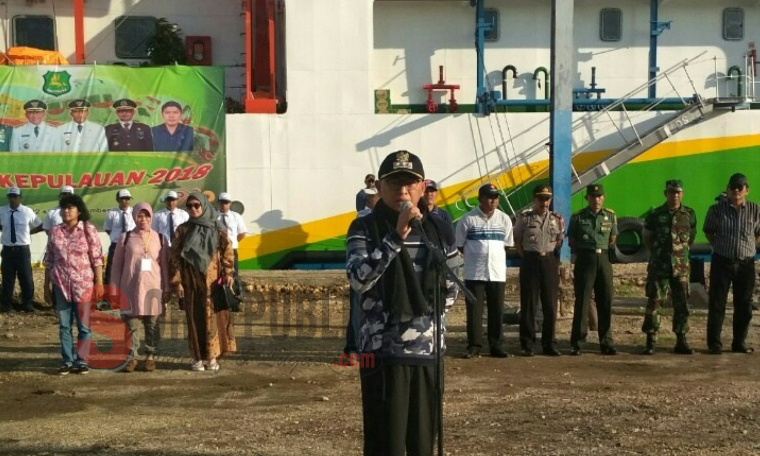 Bupati Sumenep KH A. Busyro Karim saat memimpin Apel Pemberangkatan Rombongan Safari Kepulauan 2018 di Pelabuhan Kalianget, Sumenep. (Foto: Ismi/SorotPublik)