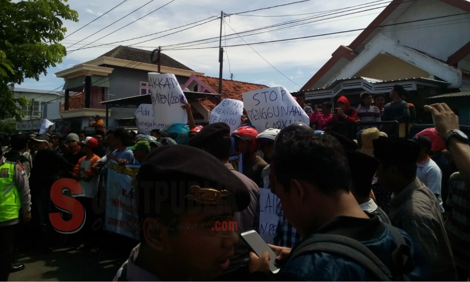 Para nelayan dari Kecamatan Gapura dan Dungkek saat berdemo di depan Kantor Dinas Perikanan Sumenep. (Foto: Ismi/SorotPublik)