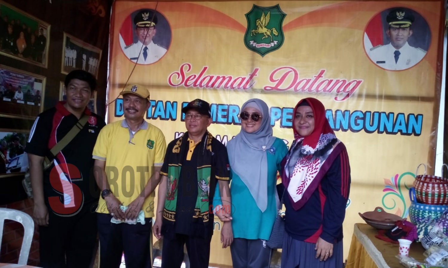 Bupati KH A. Busyro Karim (tengah) didampingi Nurfitriana Busyro bersama Sekda Edy Rasiyadi dan Chusnul Khotijah Edy, serta Camat Sunaryanto (paling kiri) foto di stan pameran Kecamatan Gapura. (Foto: Ismi/SorotPublik)