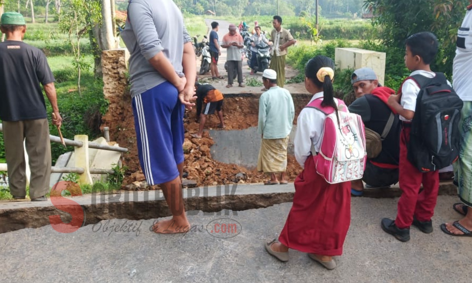 Warga sekitar saat membuat akses darurat di lokasi jembatan penghubung dua desa yang ambruk di Sumenep. (Foto: Heri/SorotPublik)