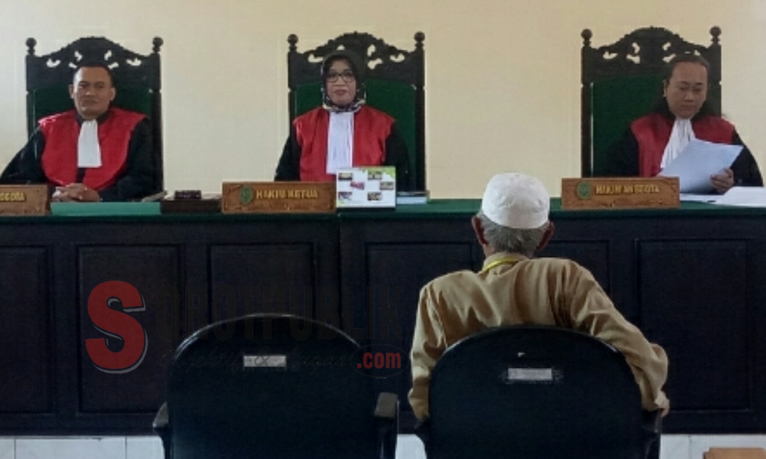 H. Salman saat menghadiri sidang pidana di Pengadilan Negeri (PN) Situbondo, Jawa Timur. (Foto: Ainur/SorotPublik)