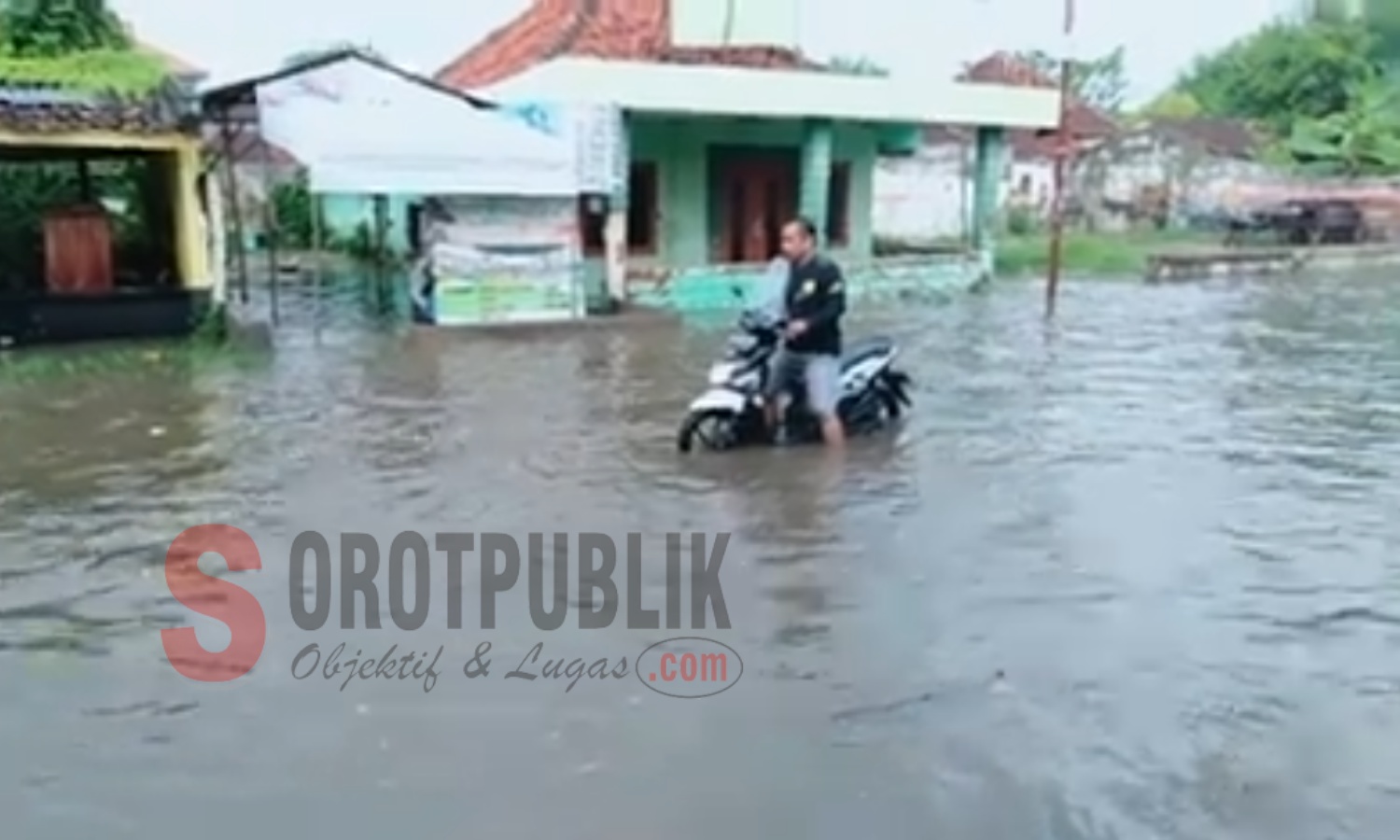 Salah satu motor yang tengah macet di Jalan Basuki Rahmad Sumenep yang tergenang air pasca hujan. (Foto: Ist/SorotPublik)