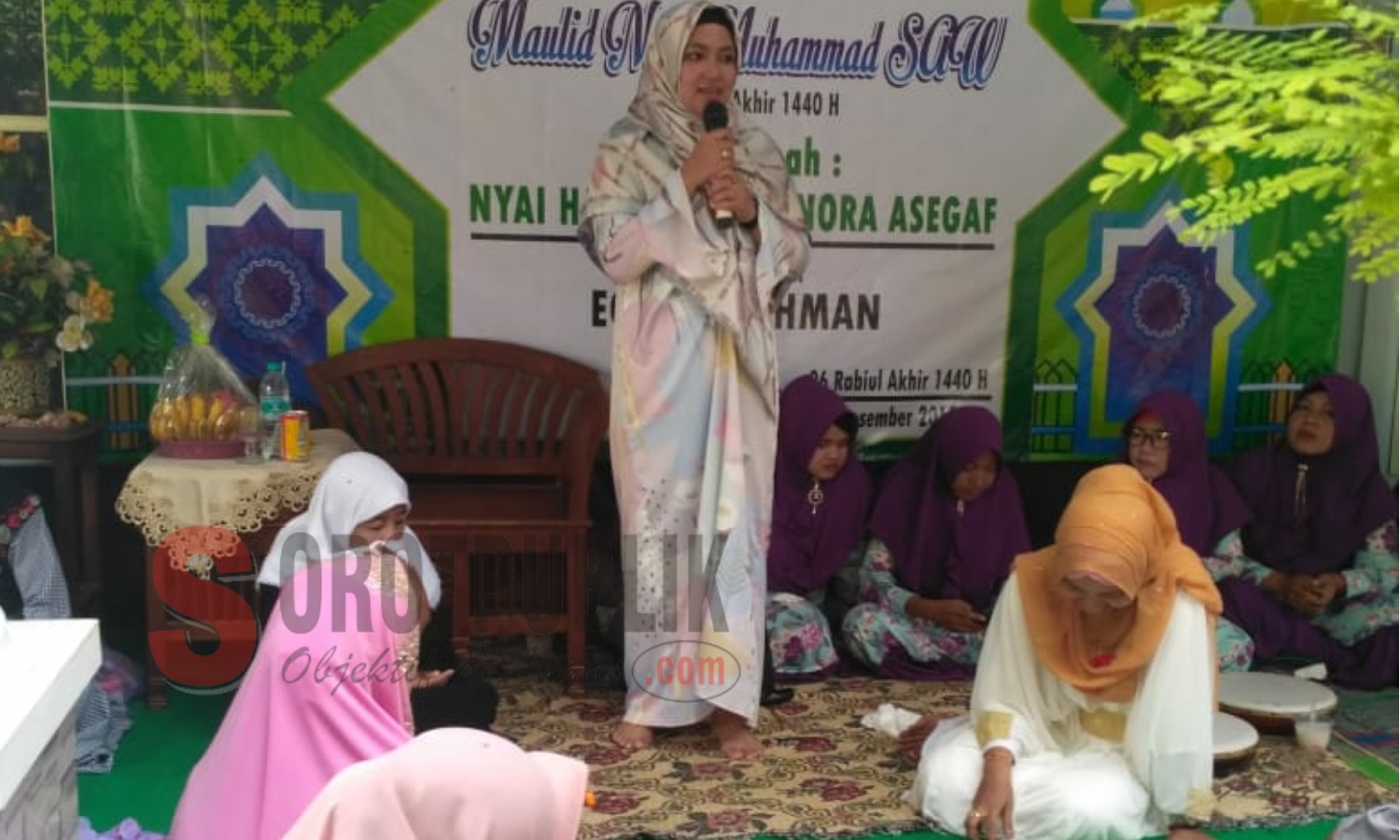 Bunda Fitri saat menghadiri Peringatan Maulid Nabi Muhammad SAW di kediaman Keluarga Ega Rachman di Desa Kalianget Barat, Sumenep. (Foto: Heri/SorotPublik)