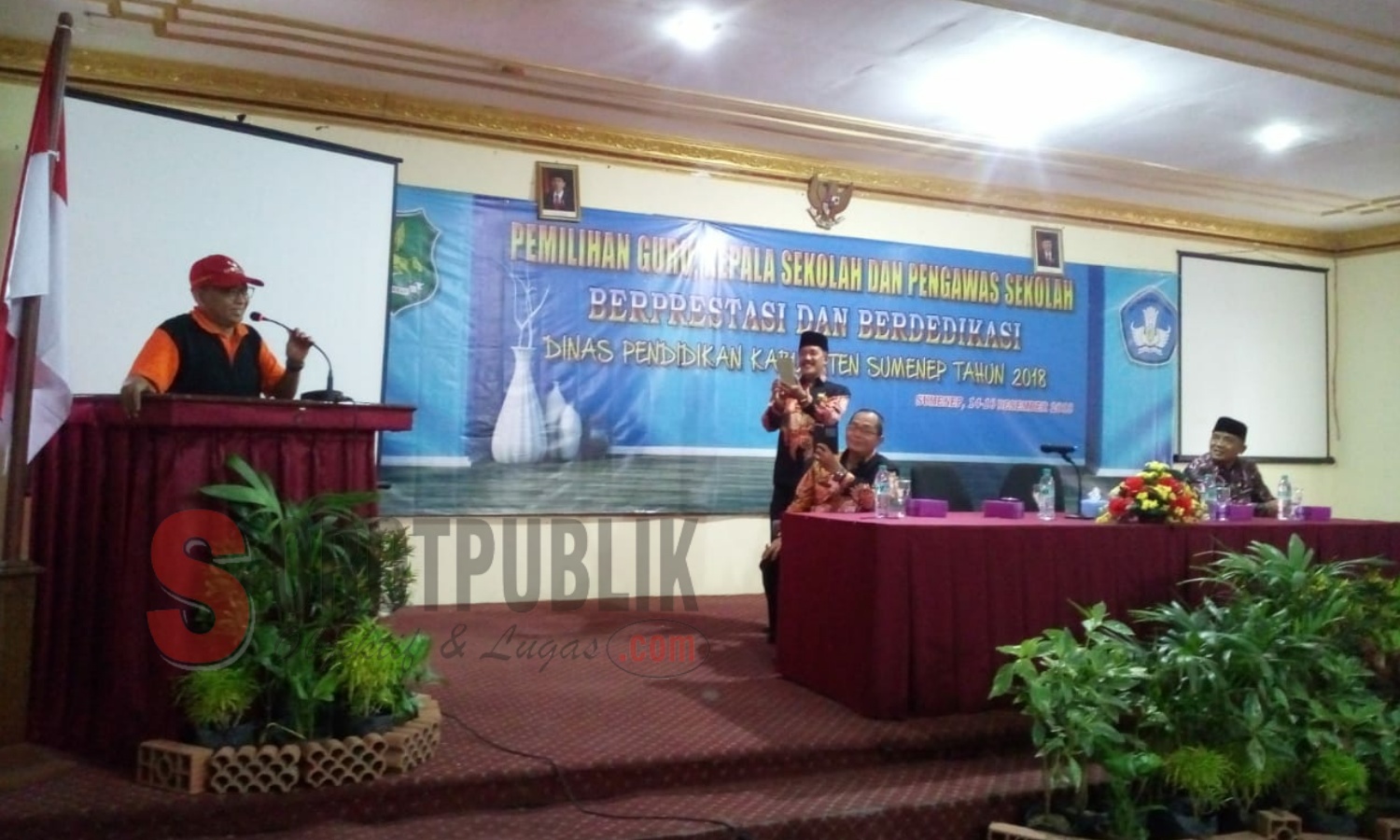 Bupati Sumenep, KH A. Busyro Karim saat memberikan pengarahan pada acara Pemilihan Guru, Kepala Sekolah, dan Pengawas Sekolah Berprestasi dan Berdedikasi tahun 2018. (Foto: Ismi/SorotPublik)