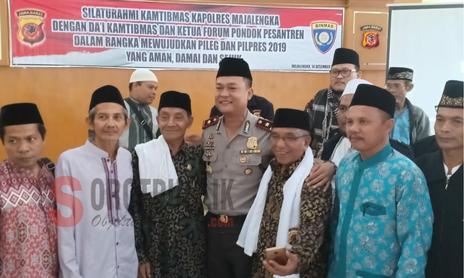 Kapolres Majalengka, Da'i Kamtibmas dan Ketua Forum Pimpinan Ponpes foto bersama usai FGD jelang Pilpres 2019. (Foto: Sigit/SorotPublik)