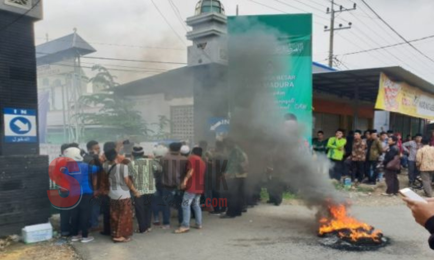 Aksi penolakan mahasiswa IAIN Madura terhadap kedatangan Ketum PPP, Romahurmuziy. (Foto: Ist/SorotPublik)