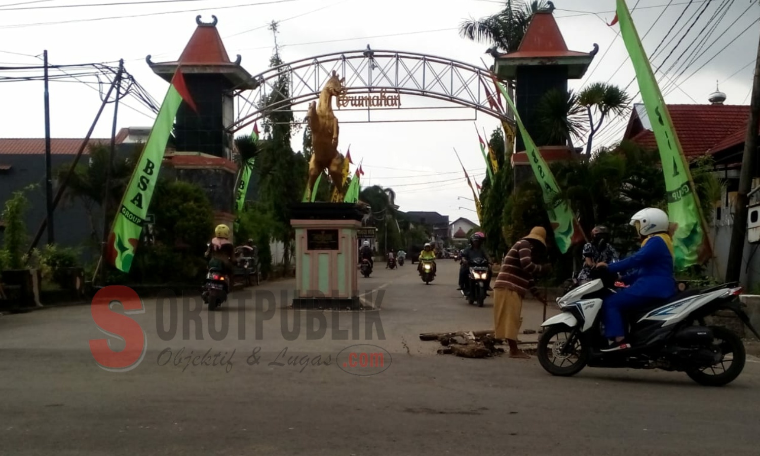 Jalan yang ambles di pintu masuk Perum Bumi Sumekar sudah mulai diperbaiki. (Foto: Heri/SorotPublik)