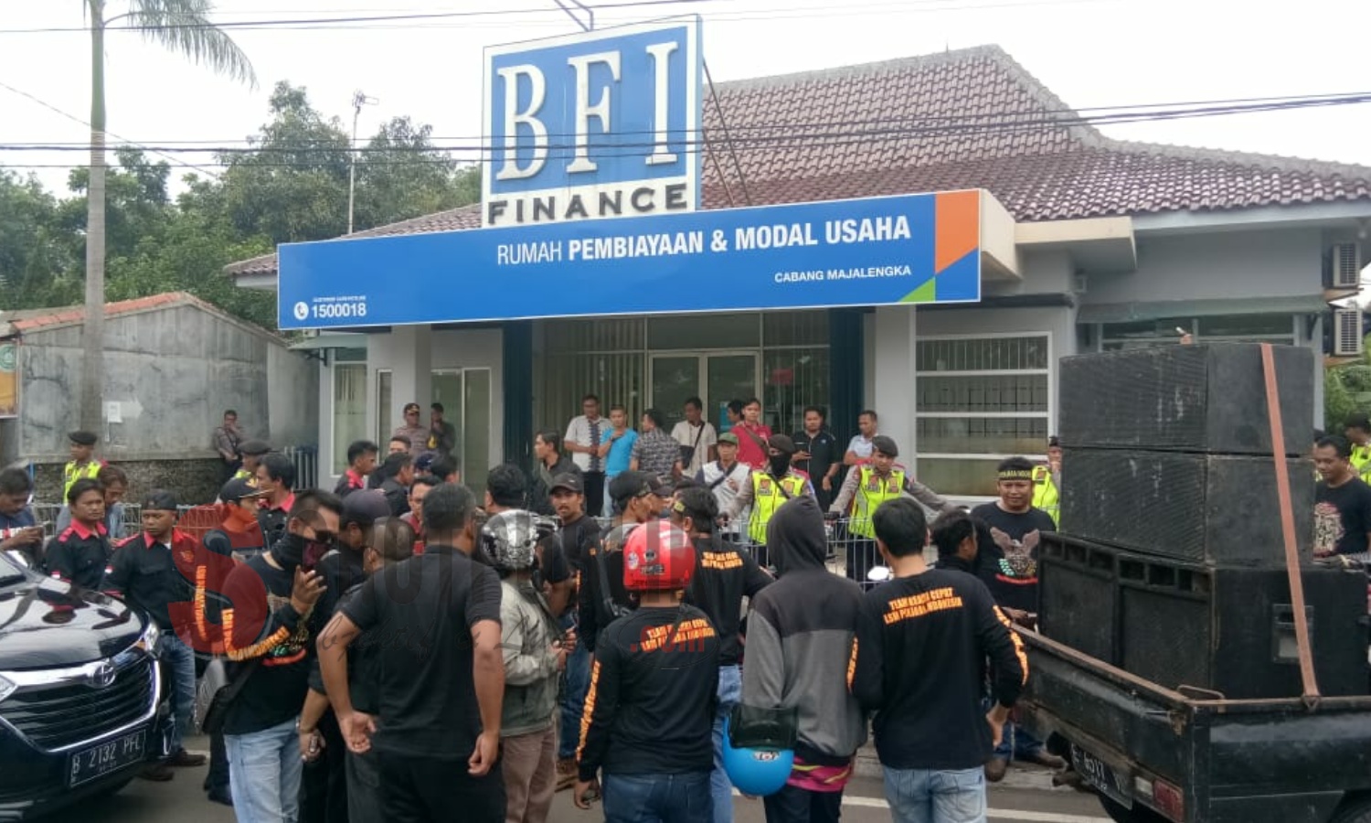 Massa yang tergabung dalam LSM Penjara Indonesia, Kabupaten Majalengka saat berdemo di depan Kantor BFI Finance Cabang Majalengka. (Foto: Sigit/SorotPublik)